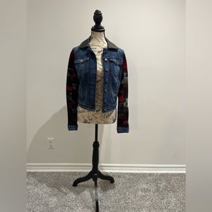 Guess jean jacket with fabric sleeves and leather collar. Size S Great condition